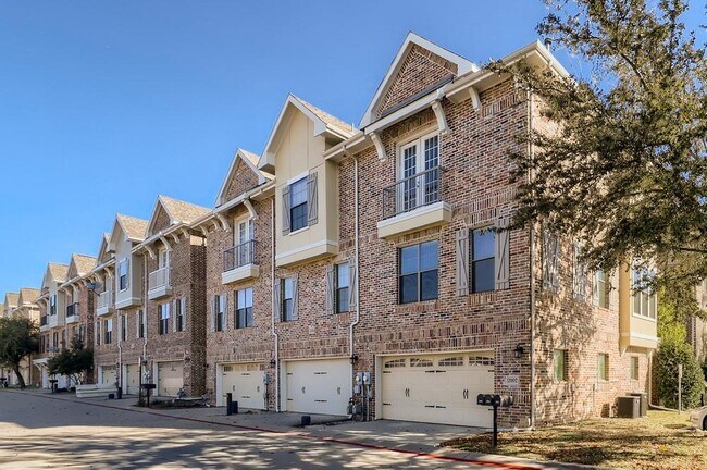 Building Photo - 2002 Azure Pointe