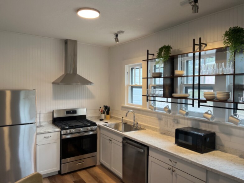 Building Photo - 167 Crest St