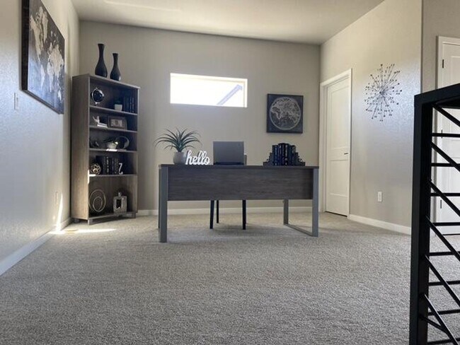 Building Photo - Flying Horse Luxury 4 Bed Townhouse with Mt. Views