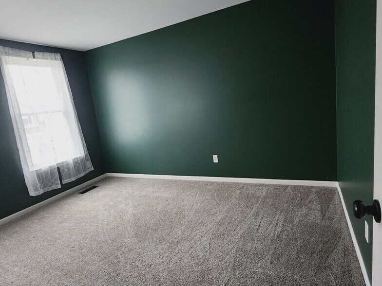 Building Photo - 5184 Meadow Crest Cir