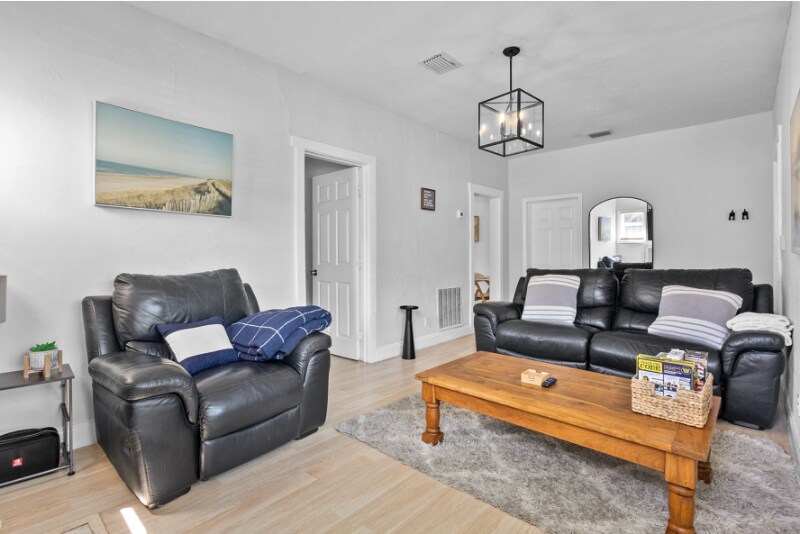 Building Photo - 3421 Pinewood Ave