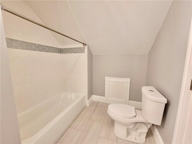 Building Photo - 141 Bourne Ave