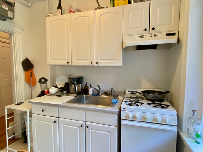Building Photo - Nicely maintained, inexpensive studio in a...