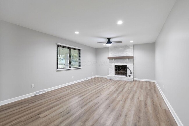 Building Photo - 554 Pointview Dr