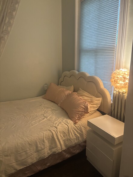 Bedroom - 127 Goldsborough St