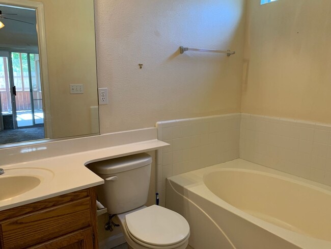Building Photo - Updated 3 bedroom 2 bathroom close to Meri...
