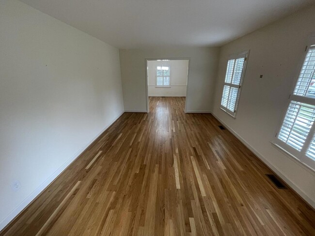 Building Photo - 717 Glen Eden Dr