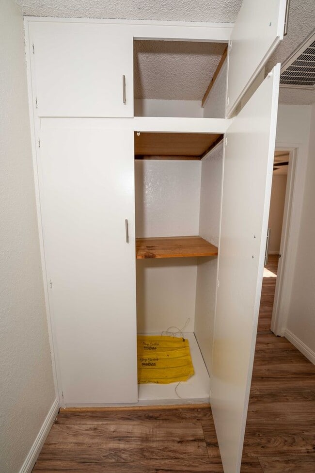 Building Photo - DEPOSIT MOVE IN SPECIAL! 2 BED 1.5 BATH TO...