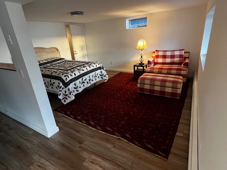 Building Photo - 240 Narragansett Ave