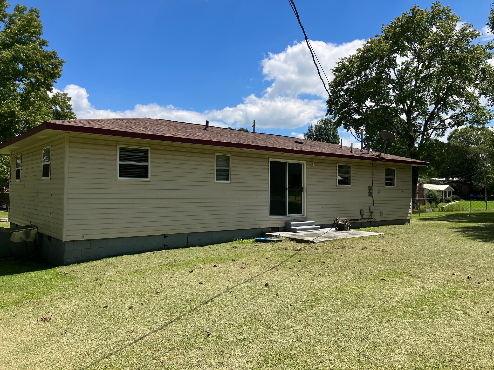 Building Photo - 2031 Dialsdale Dr SW