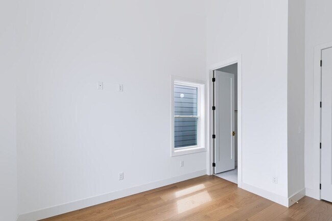 Building Photo - Modern Living & Downtown Skyline Views!
