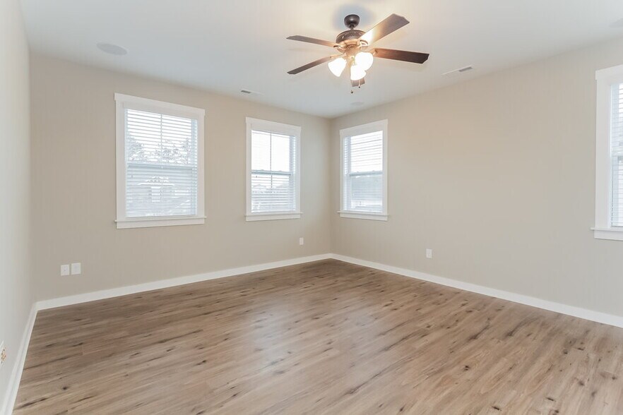 Building Photo - 952 Elderberry Ln