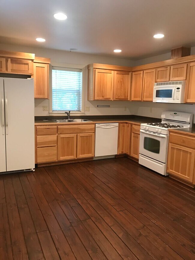 Building Photo - Charming 2 Bed with a Fenced Backyard