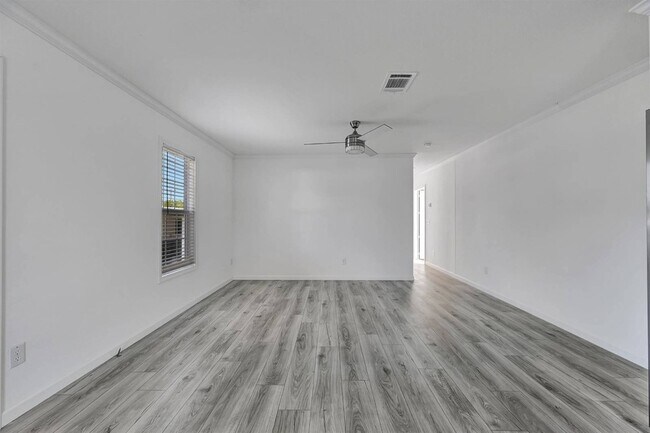 Building Photo - 2410 Skyview St