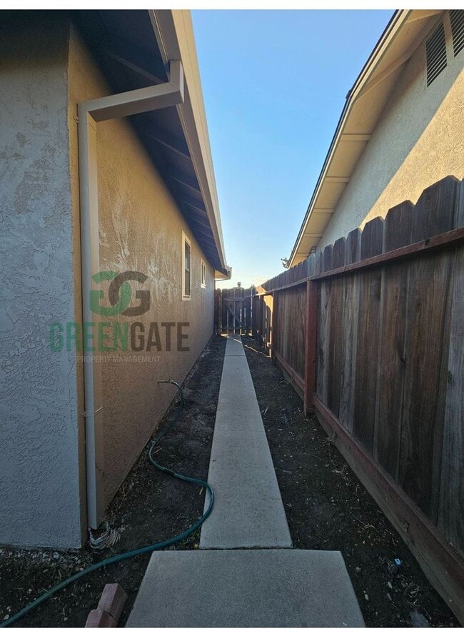 Building Photo - Beautiful 3 BEDROOM 2 BATH HOME IN MODESTO...
