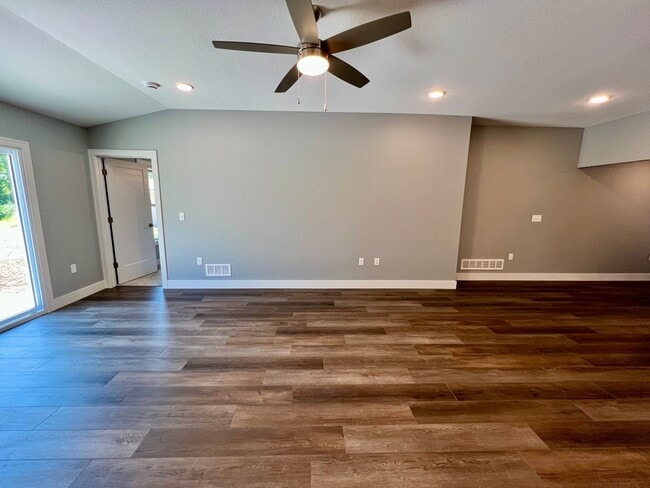 Building Photo - Modern 3 Bedroom Duplex in Irvine Acres!