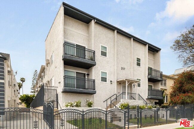 Building Photo - 257 S Manhattan Pl