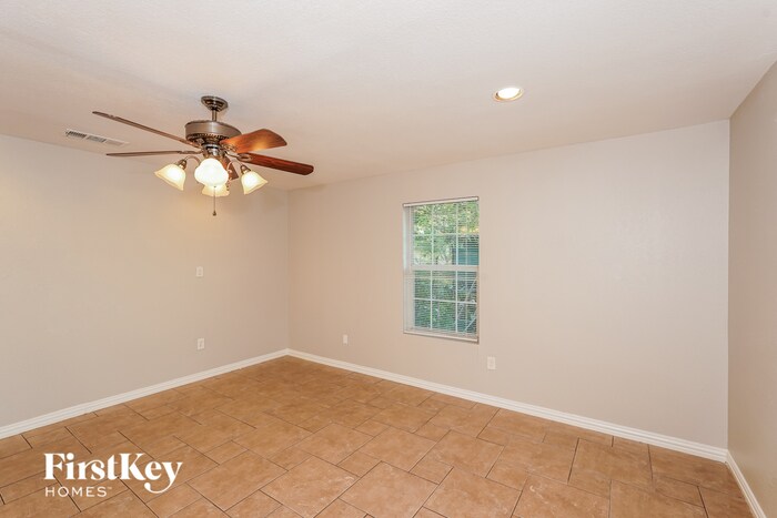 Building Photo - 916 Meadow Park Dr
