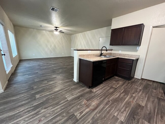 Building Photo - 4 BEDROOM HOME!