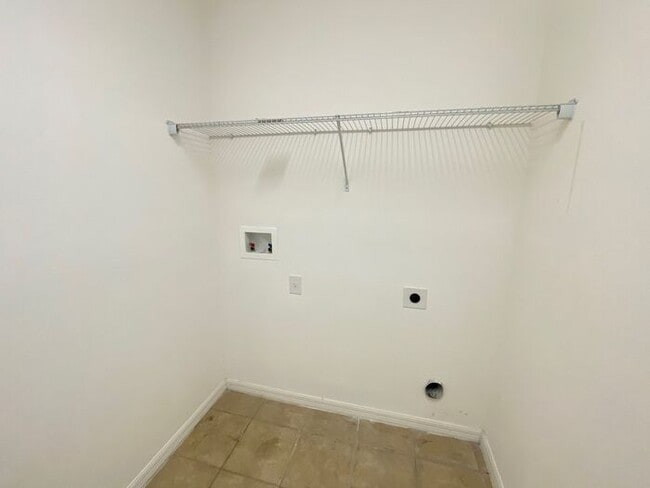 Building Photo - Carlisle Grand-120 Seville Dr Davenport, F...