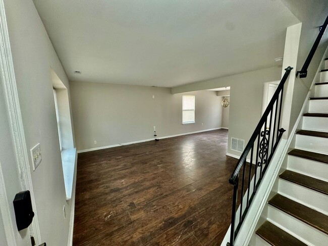 Building Photo - Spacious 3-Bedroom, 2.5-Bath Home for Rent...