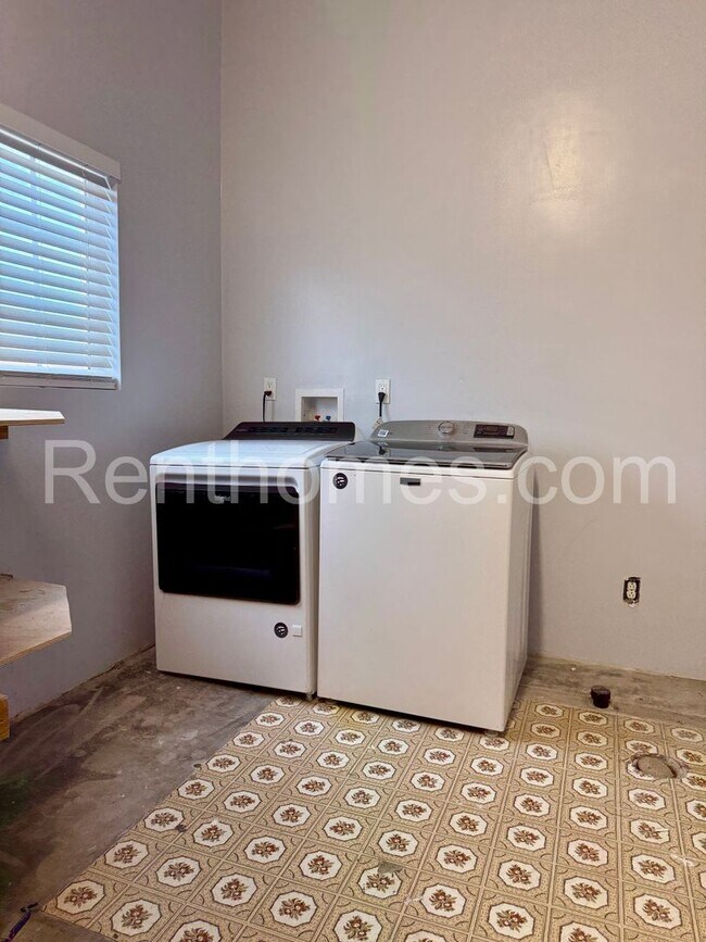 Building Photo - 1410 Shoshone St