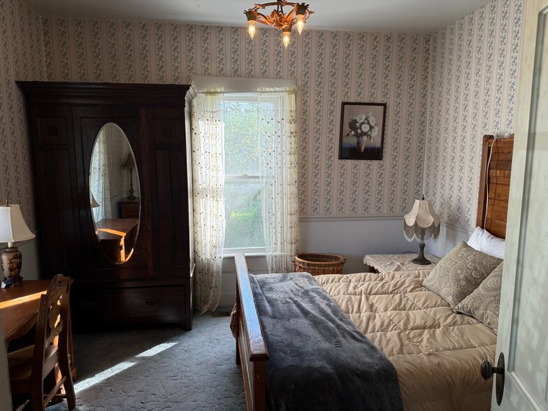 Building Photo - 104 S 1st St