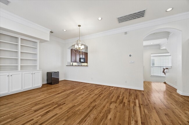 Building Photo - 612 Leverkuhn St