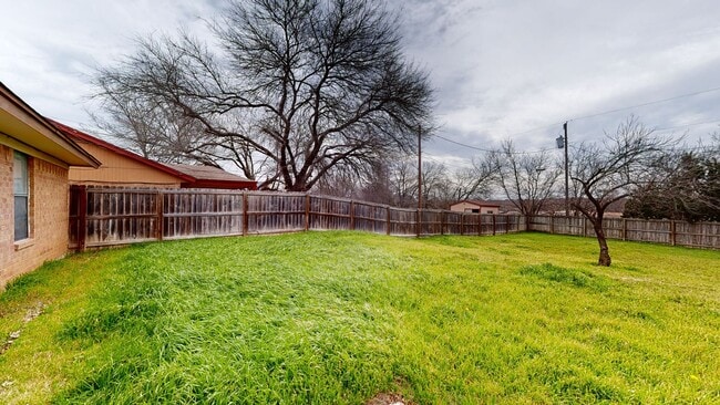Building Photo - REMODELED 3 bedroom, 1.5 bath, 1 car garage home minutes away from Fort Hood air field!