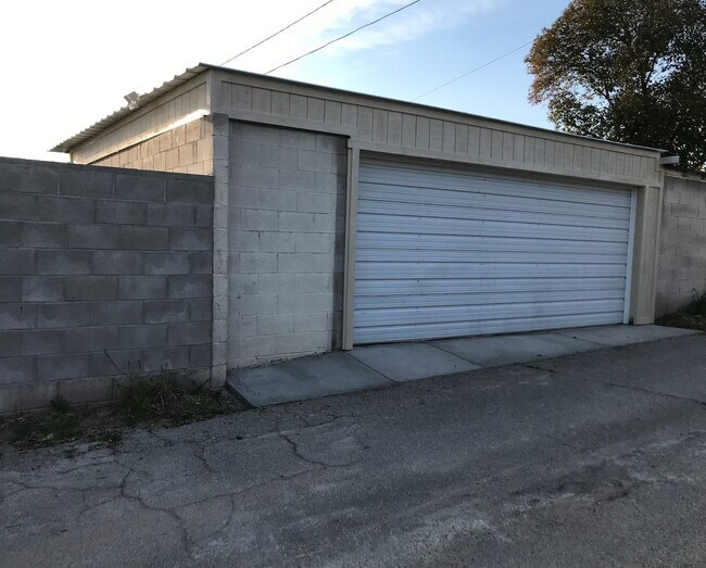 Building Photo - 3301 Dwight St