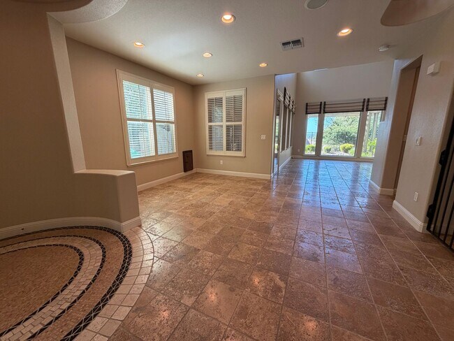Building Photo - 3 bedroom Serrano home with view