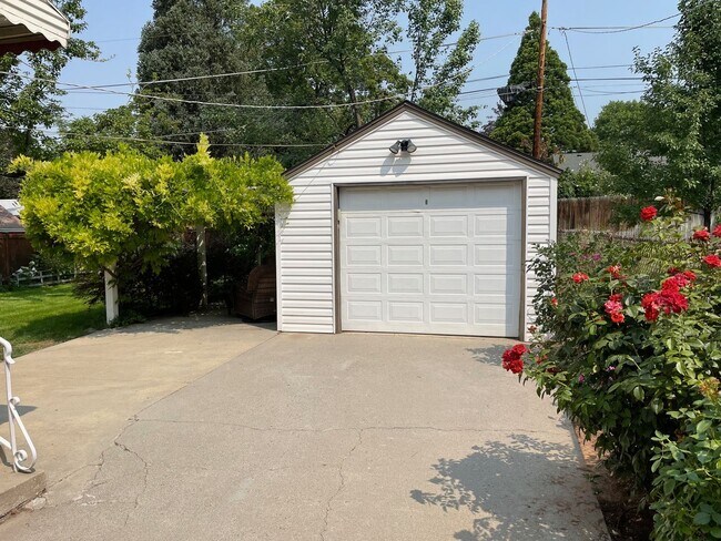 Building Photo - STUNNING 4 bd. 2 bath Executive Sunnyside ...