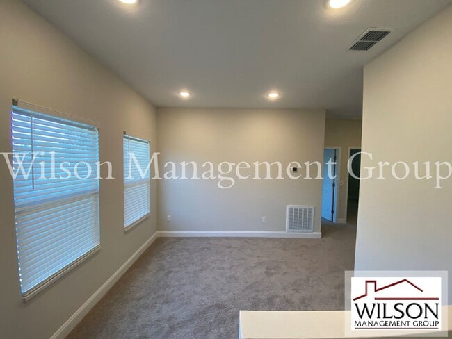 Building Photo - 732 S Lee Ave