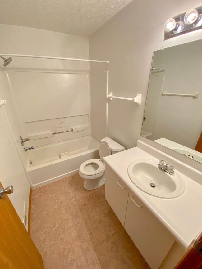 Building Photo - Beautiful Bethel Commons Condo For Rent In Dublin Schools