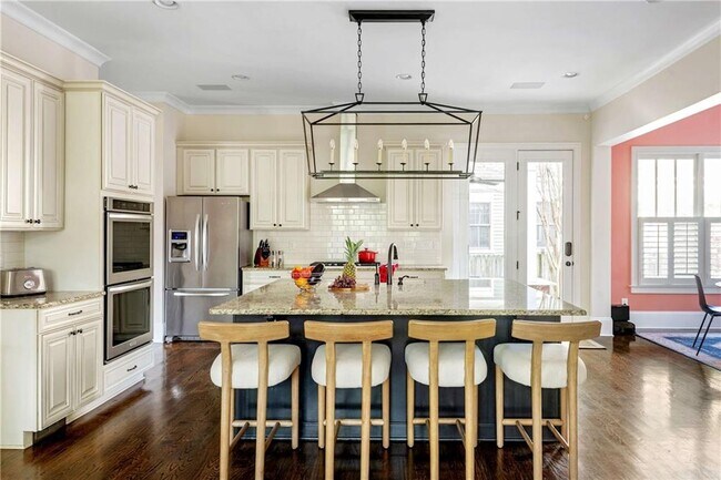 Building Photo - 582 St Charles Ave NE