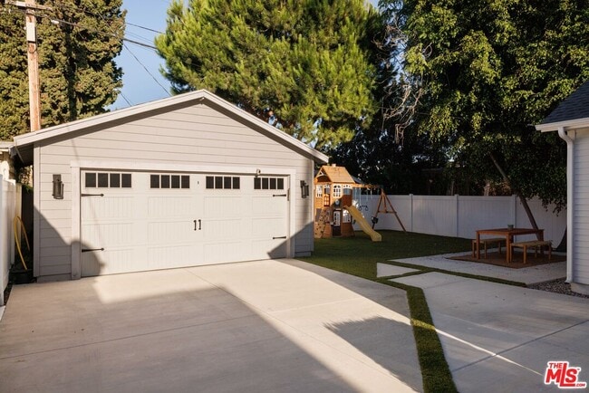 Building Photo - 122 N Wilton Pl