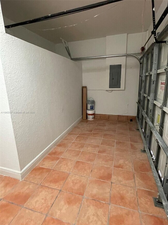 Building Photo - 5871 NW 112th Ct
