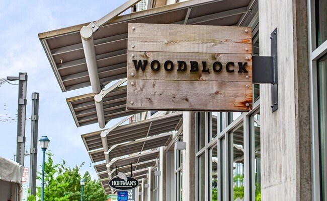 Building Photo - Luxurious, Bright and Meticulously Maintained 2 Bed and 2 Bath Condo