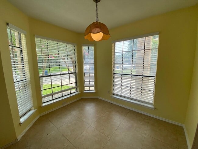 Building Photo - 3 Bedroom 2 Bath~ Updated Kitchen!