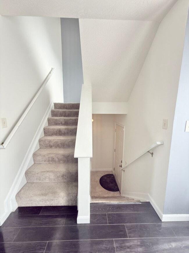 Building Photo - 3-bedroom, 2-bathroom home located in Cincinnati offering a functional layout and practical ameni...