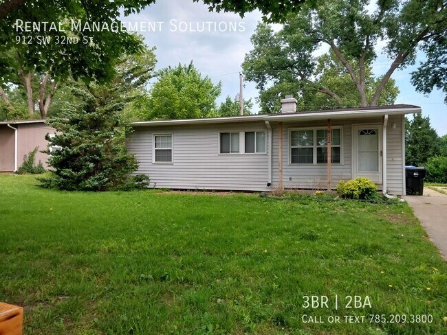 Primary Photo - *BONUS LIVING ROOM* 912 SW 32nd St- 3 BED/...