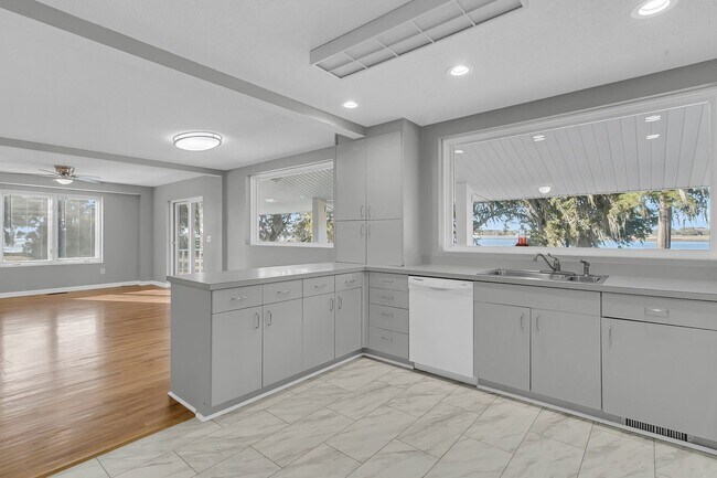 Building Photo - 5844 Hart Rd