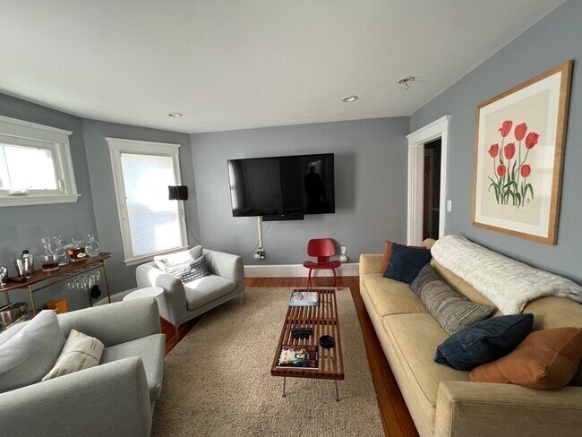 Building Photo - 344 Centre St