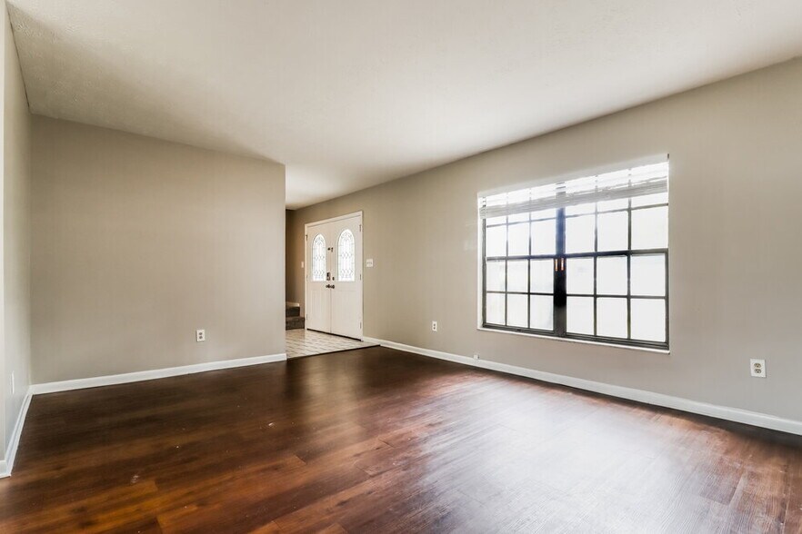 Building Photo - 15715 Country Lake Dr