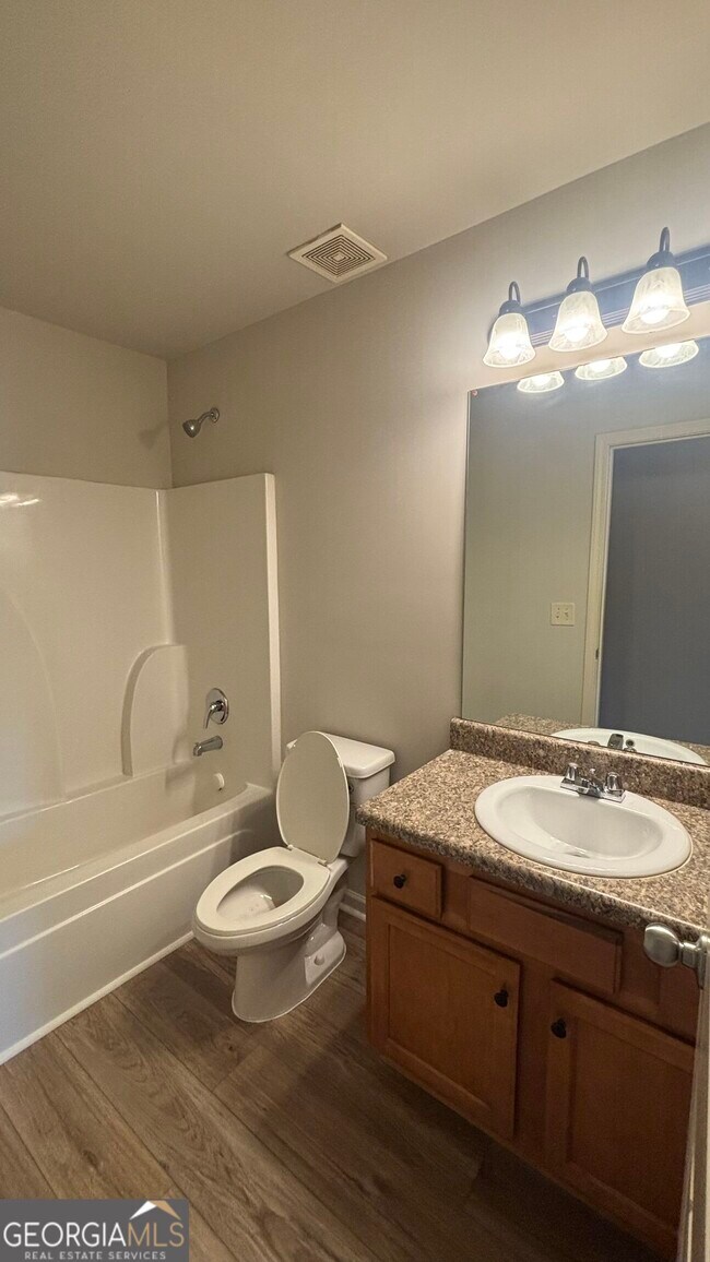 Building Photo - 323 Knelston Oak Dr NE