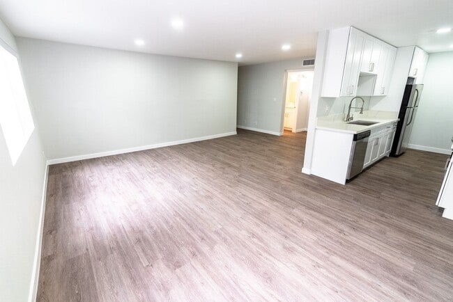 Interior Photo - 616 North Sweetzer Avenue
