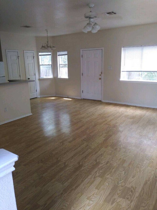 Building Photo - 844 Sagewood Trl