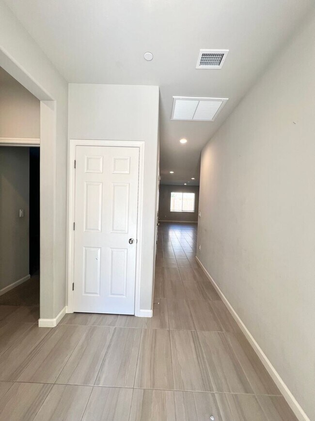 Building Photo - Charming 3 bedroom, 2 Bath Home