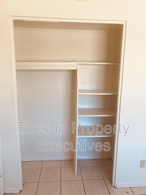 Building Photo - 5760 S Park Ave