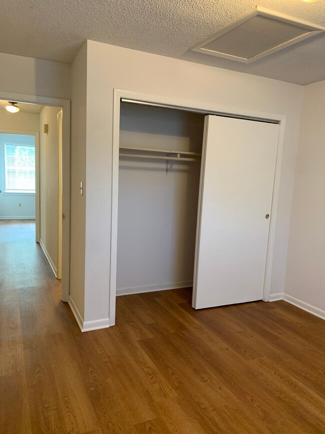 Building Photo - 2 Bedroom 2 Bath Townhome with fenced backyard!